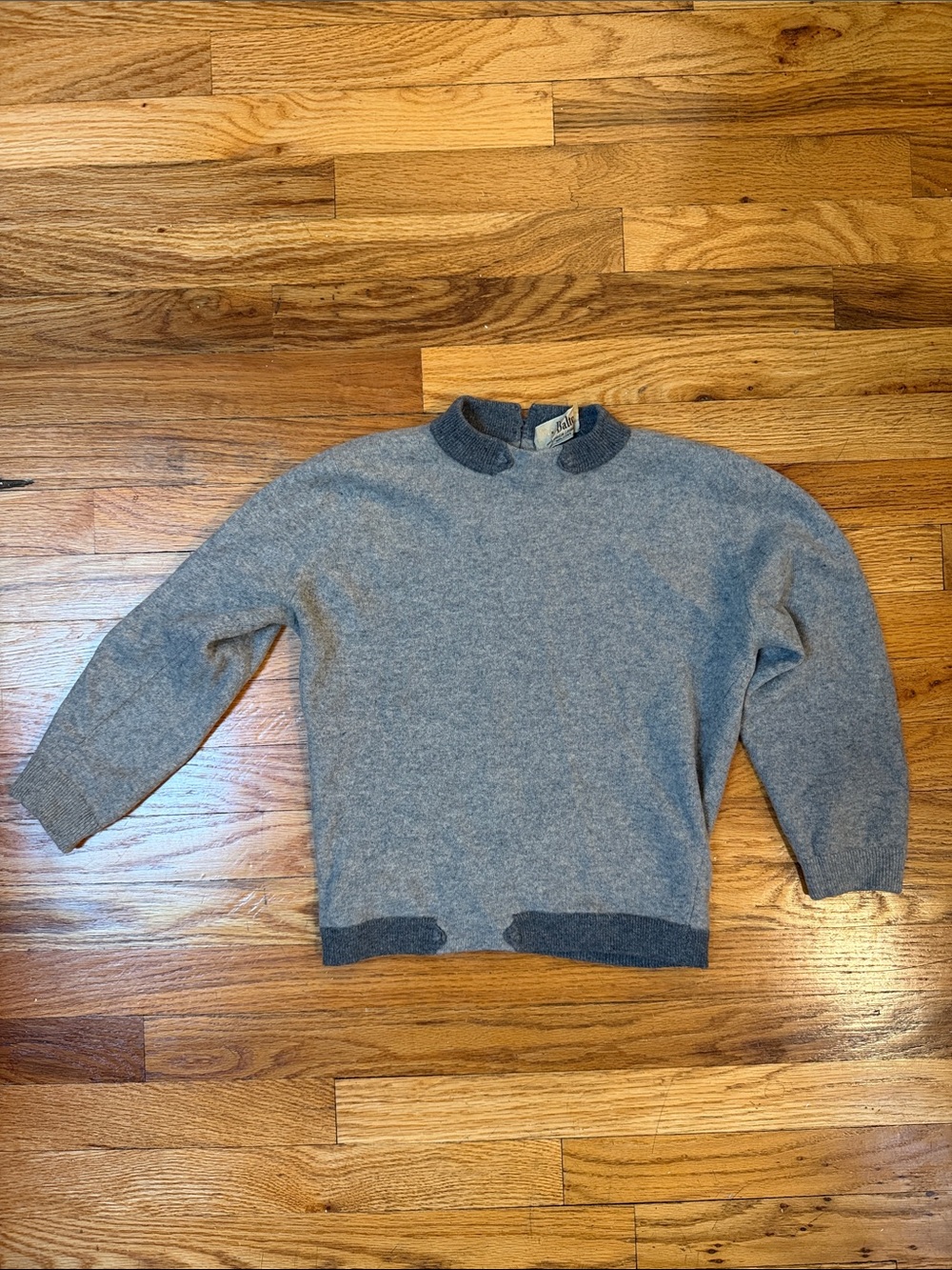 Vintage Women's Gray cashmere Crewneck Sweater with Dark arrow Trim